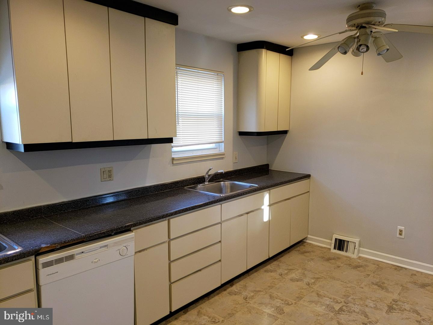 10919 Lockart Road Philadelphia, PA 19116 - Photo 2 of 40 Kitchen