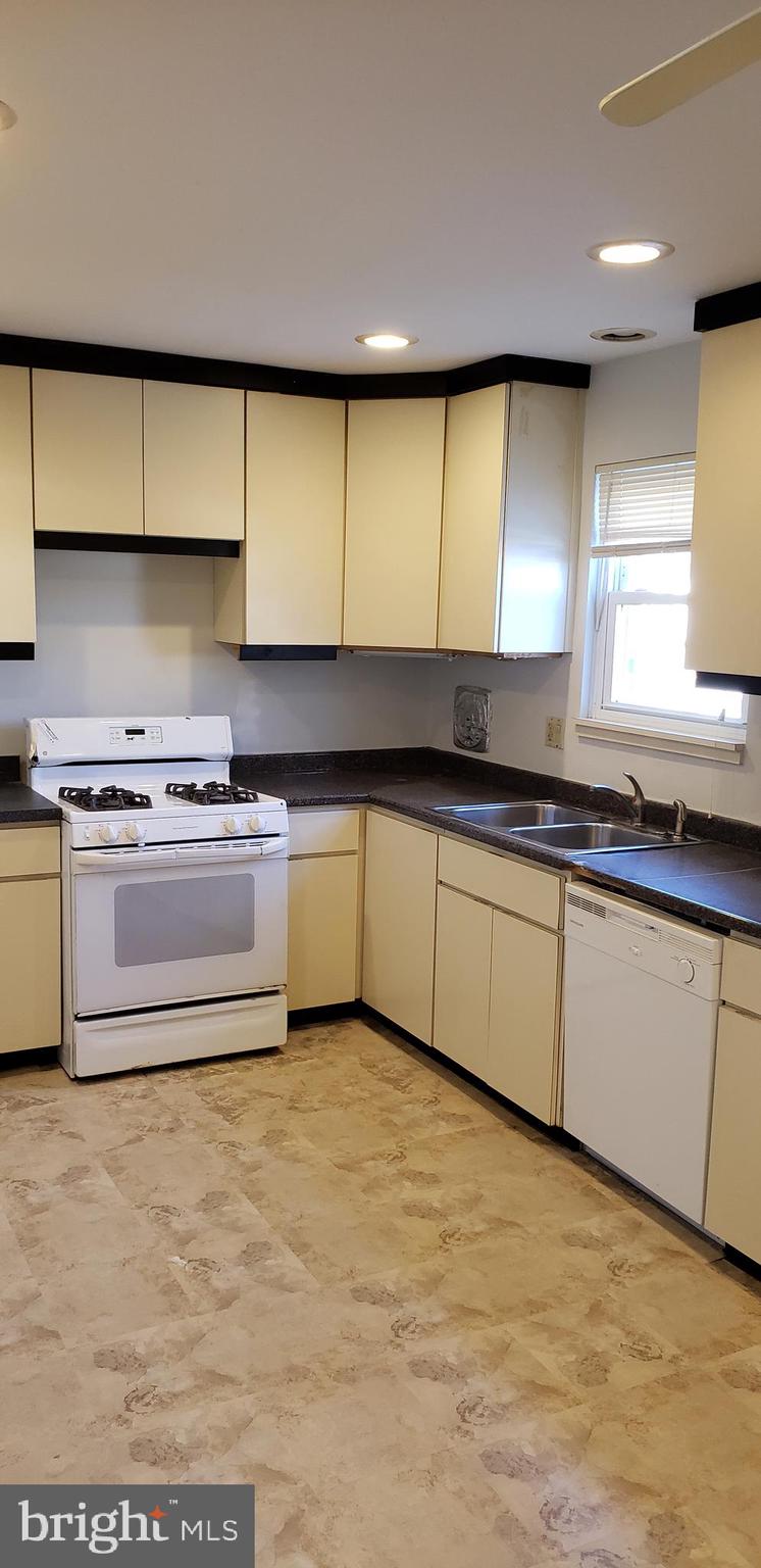 10919 Lockart Road Philadelphia, PA 19116 - Photo 3 of 40 Gallery Image 3