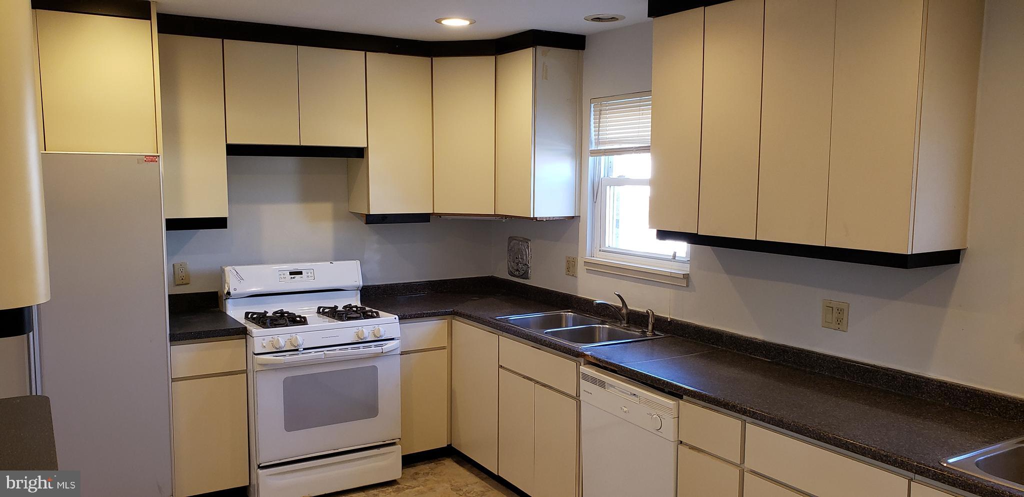 10919 Lockart Road Philadelphia, PA 19116 - Photo 4 of 40 Gallery Image 4