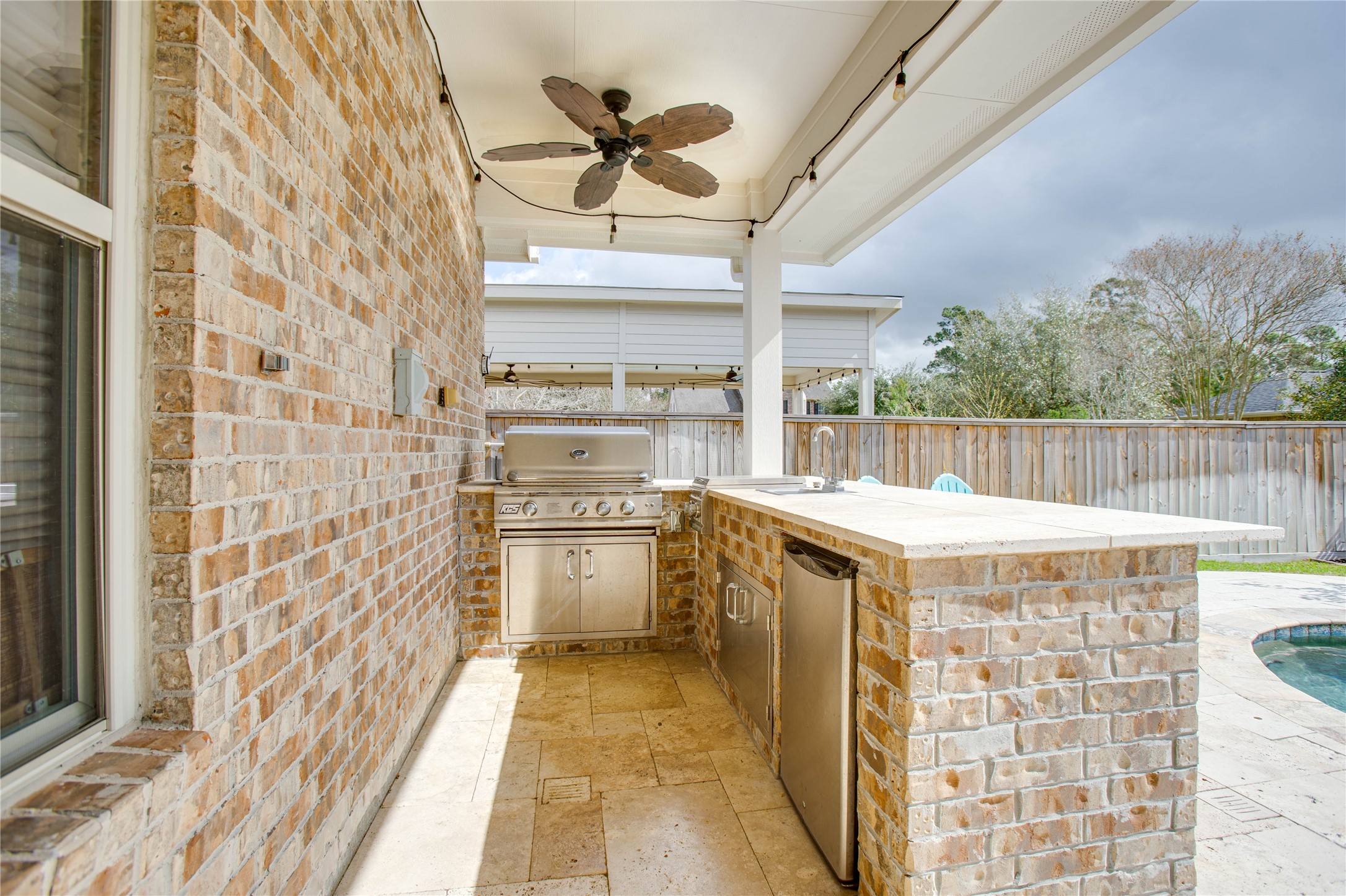 30 Fraiser Fir Place Spring, TX 77389 - Photo 25 of 35 a view of a bathroom with a tub and a shower