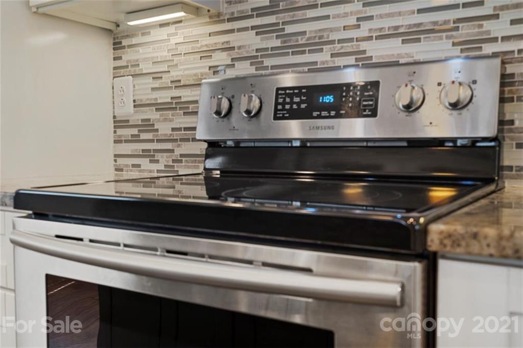 8508 Rittenhouse Circle Charlotte, NC 28270 - Photo 24 of 44 a close view of stove top oven
