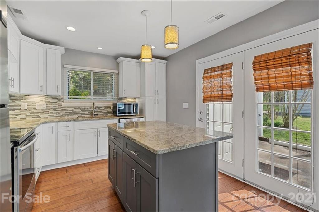 8508 Rittenhouse Circle Charlotte, NC 28270 - Photo 26 of 44 a kitchen with a stove a sink and a refrigerator