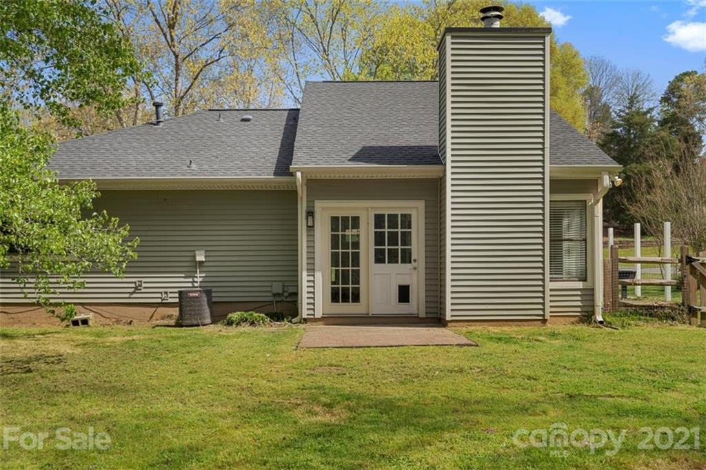 8508 Rittenhouse Circle Charlotte, NC 28270 - Photo 42 of 44 a front view of a house with a garden