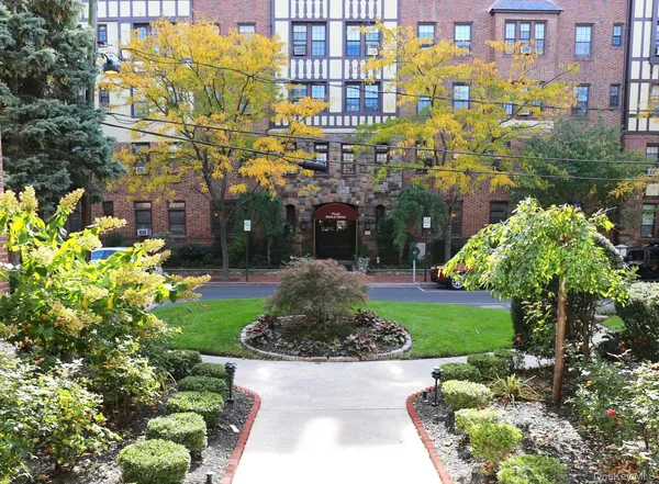 $360,000 | 4 Maple Drive, Unit 5L, Great Neck, NY 11021