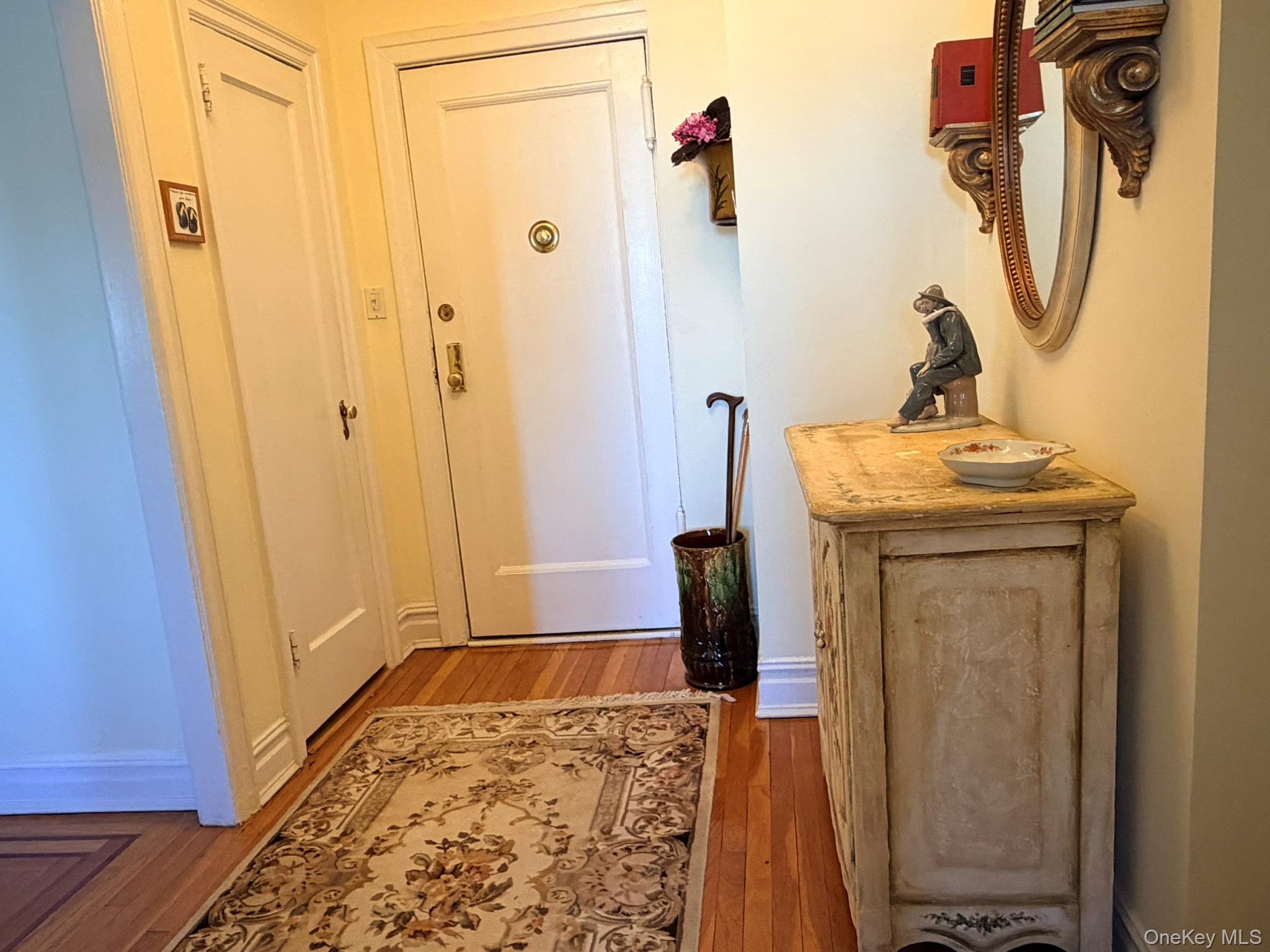 4 Maple Drive, Unit 5L Great Neck, NY 11021 - Photo 4 of 11