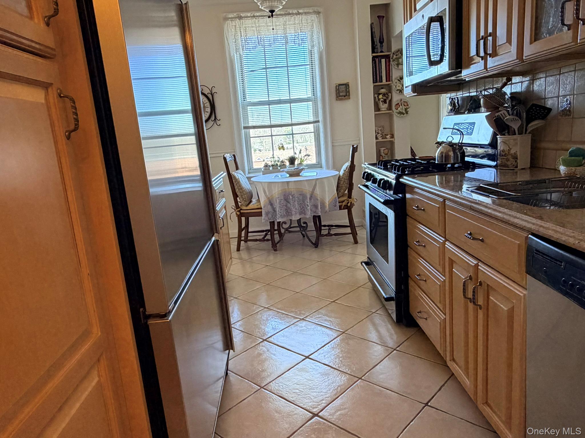 4 Maple Drive, Unit 5L Great Neck, NY 11021 - Photo 7 of 11
