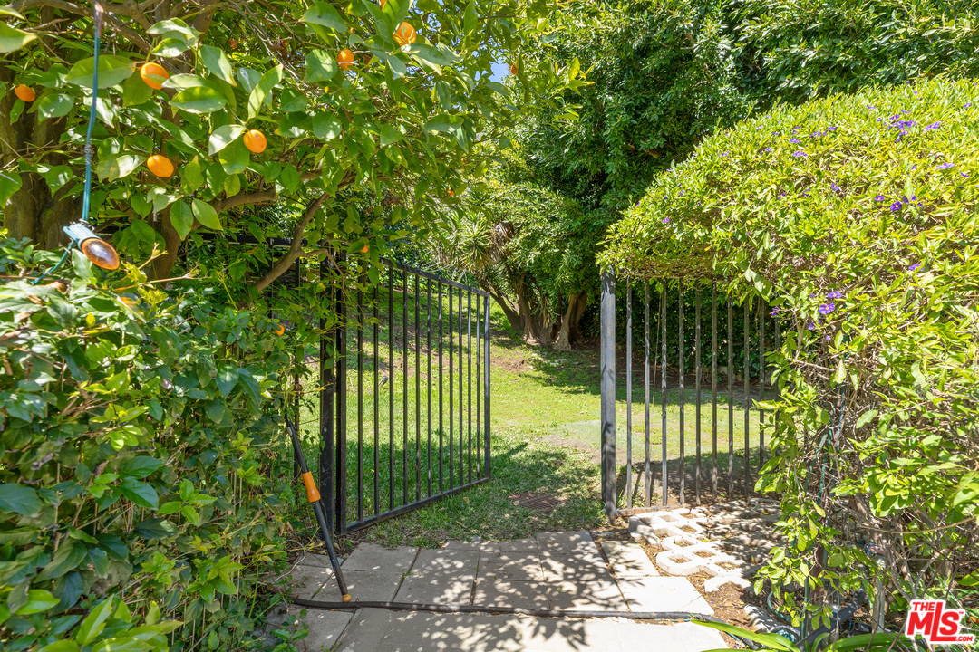 2155 Roscomare Road Los Angeles, CA 90077 - Photo 23 of 31