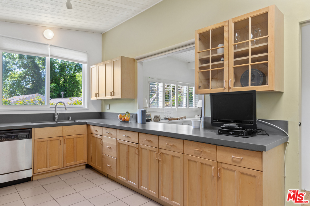 2155 Roscomare Road Los Angeles, CA 90077 - Photo 9 of 31