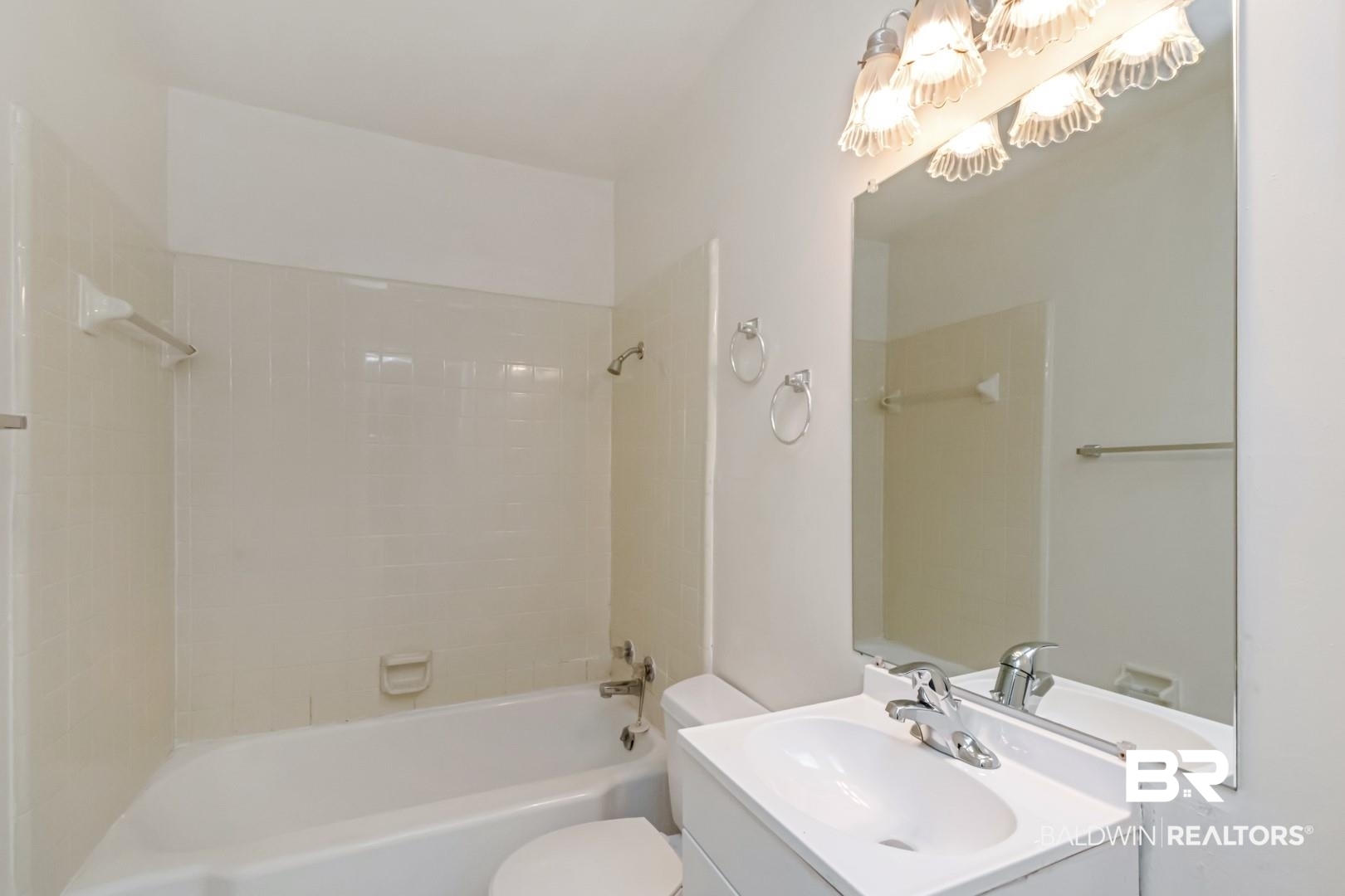 1477 Fairfield Street Mobile, AL 36606 - Photo 27 of 34 Full bathroom featuring washtub / shower combination and vanity