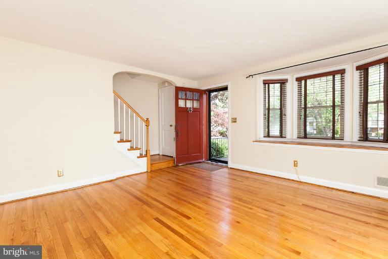 229 Brandon Road Baltimore, MD 21212 - Photo 6 of 15 Living Room