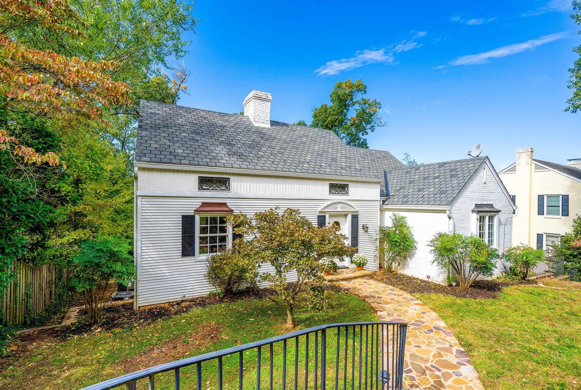 2527 Nottingham Road Southeast Roanoke, VA 24014 - Photo 2 of 38 002-330588-DSC00476_77_78_79_80_8328317
