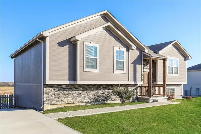 $2,000 | 108 Golfview Drive, Pleasant Hill, MO 64080