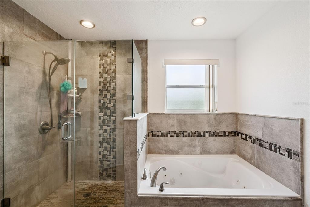 1411 Clarks Summit Court Orlando, FL 32828 - Photo 25 of 50 a bathroom with a bathtub
