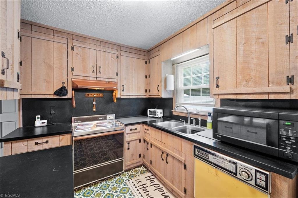 7630 Doggett Road Browns Summit, NC 27214 - Photo 11 of 41