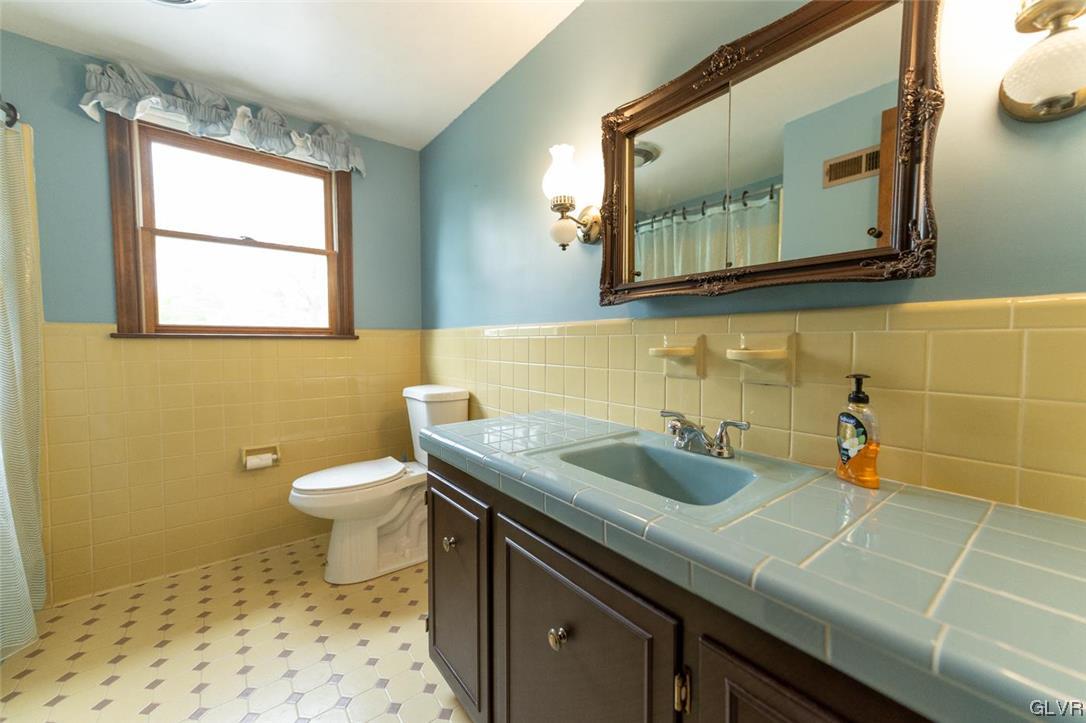 840 Wedgewood Road Bethlehem, PA 18017 - Photo 21 of 27 Hall bath