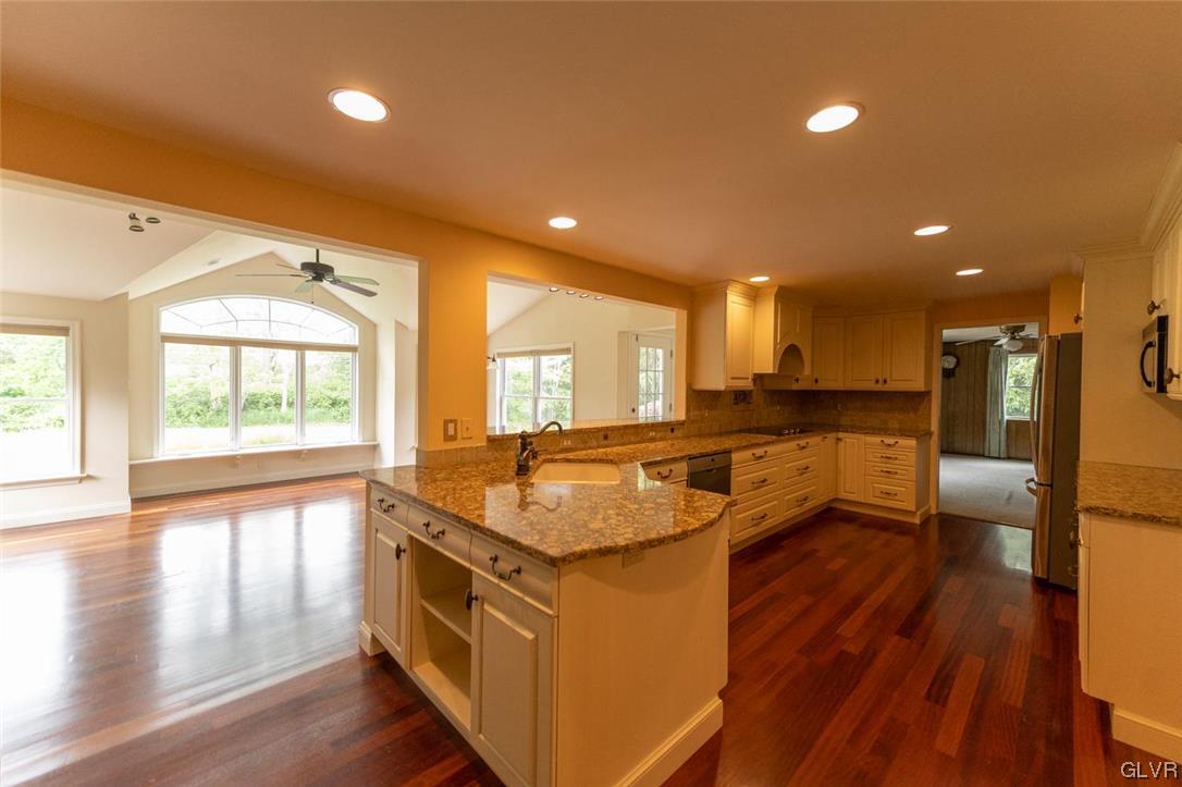 840 Wedgewood Road Bethlehem, PA 18017 - Photo 5 of 27 Kitchen toward great room