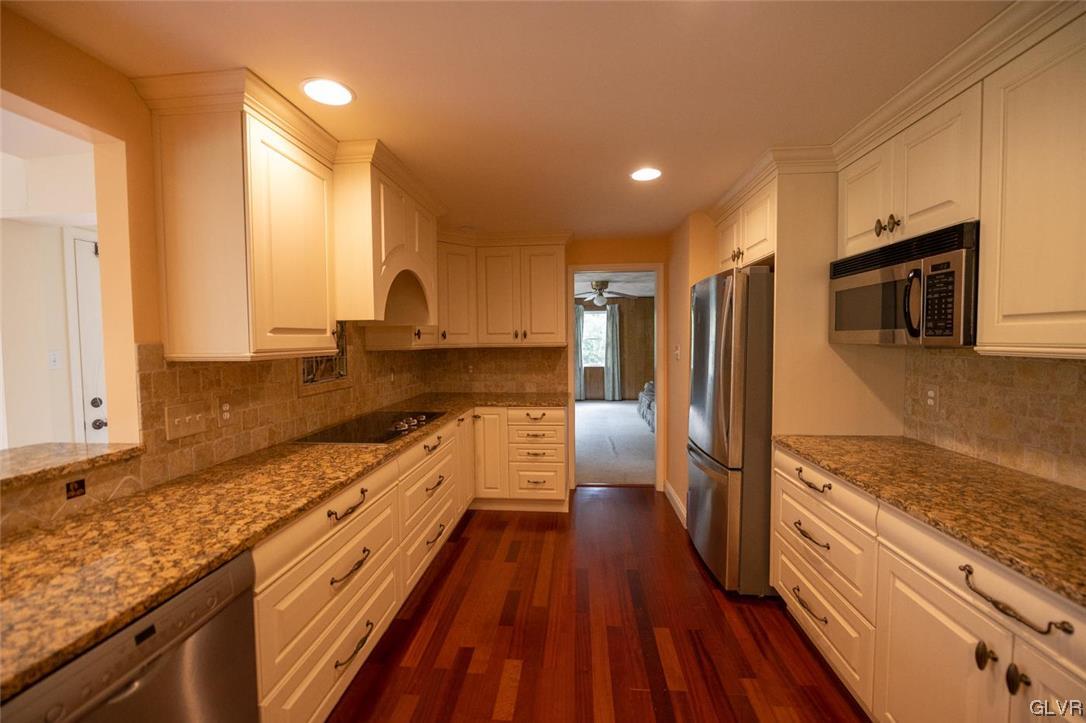 840 Wedgewood Road Bethlehem, PA 18017 - Photo 8 of 27 Kitchen toward den