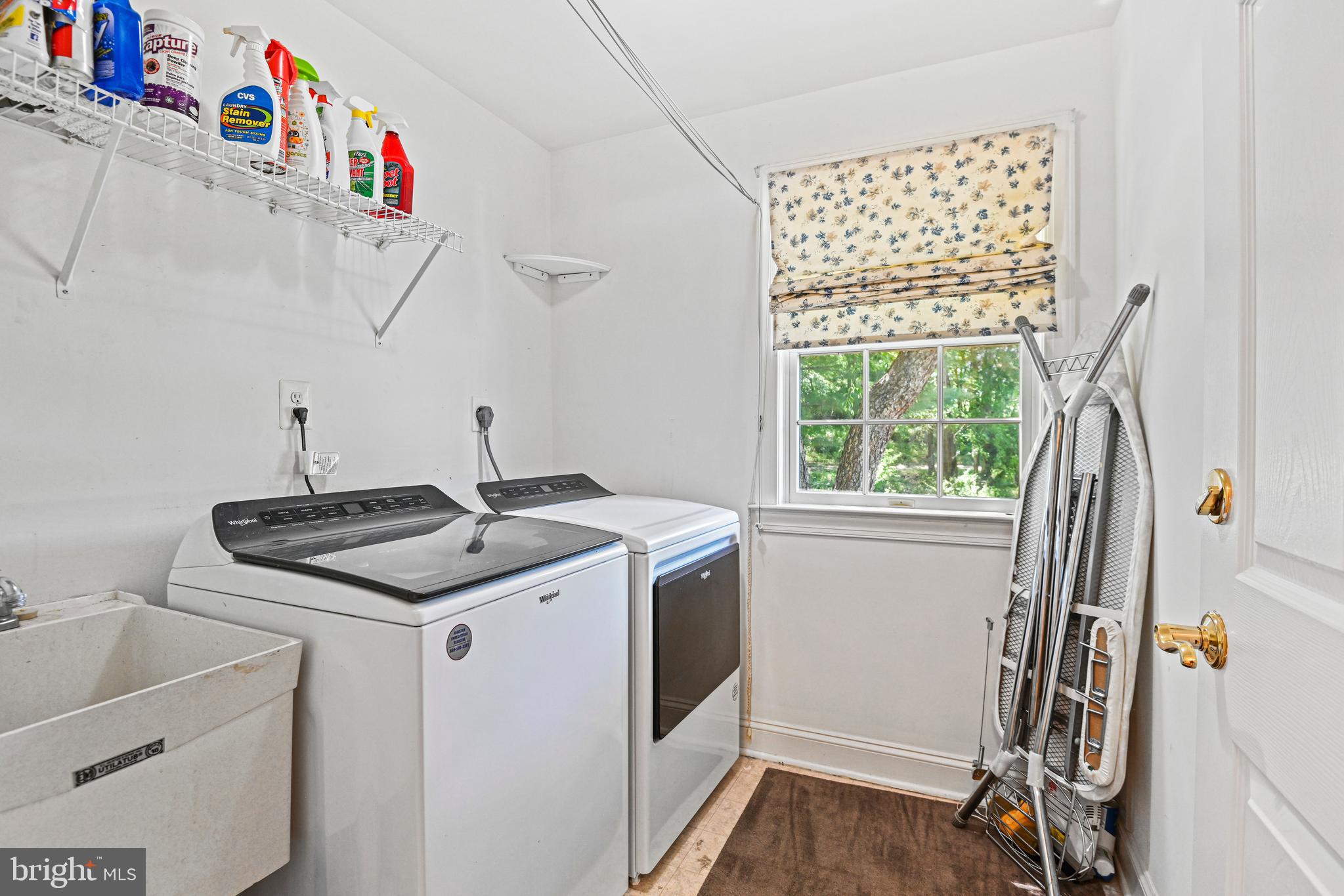 10509 Dunn Meadow Road Vienna, VA 22182 - Photo 22 of 81 a kitchen with a sink a stove and a window