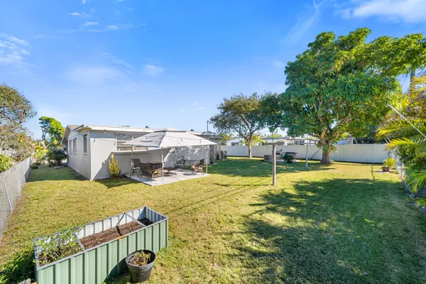 a view of a yard with basketball court