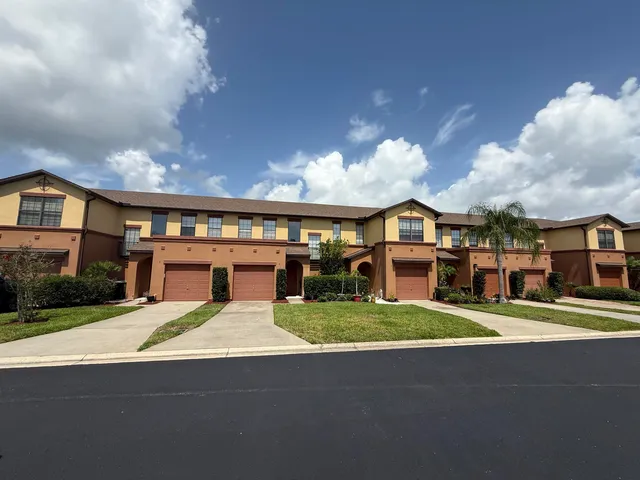 a view of entryway with a front door