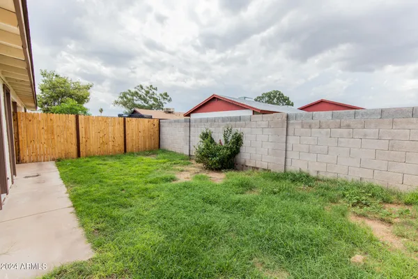 a view of a yard in front of a house