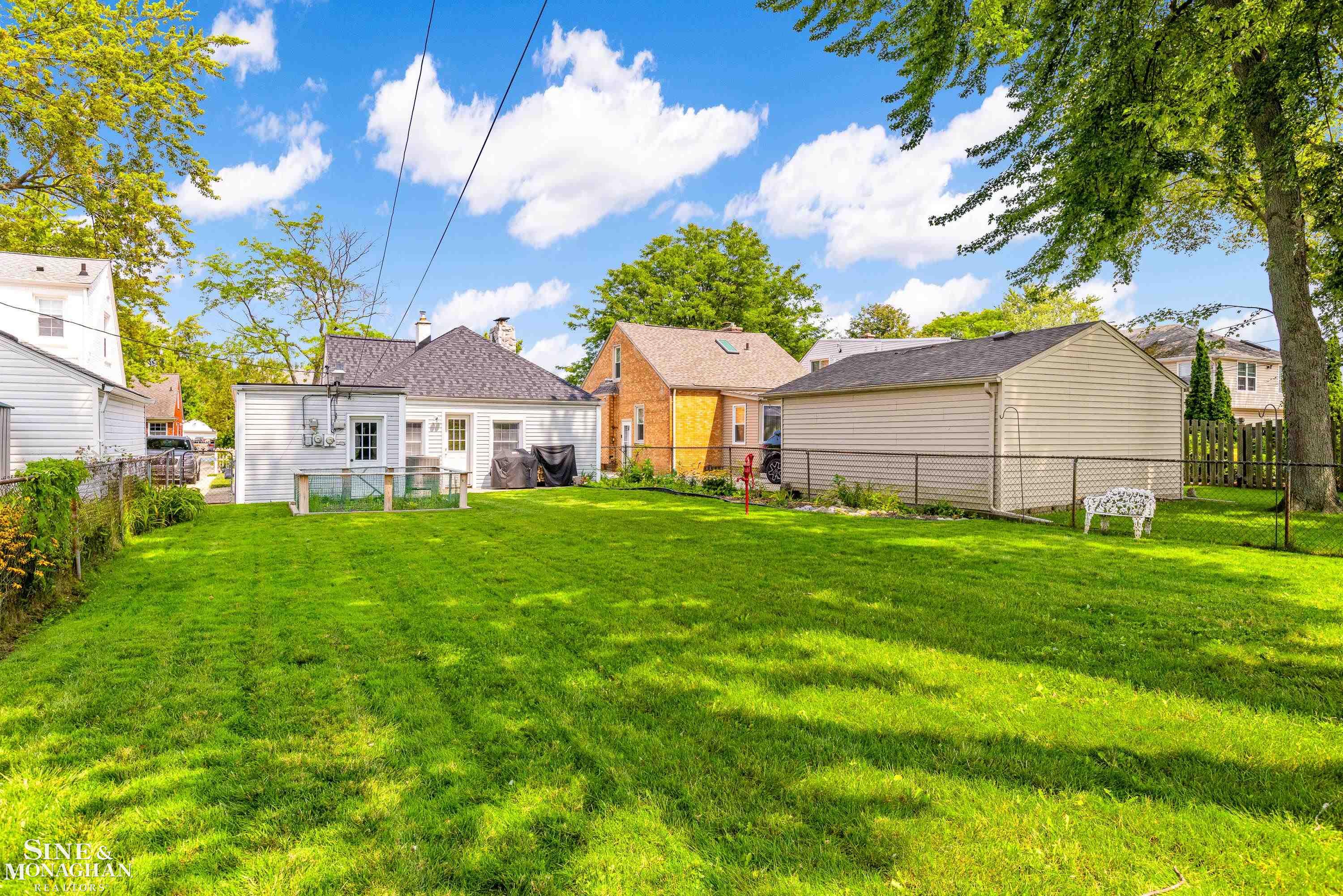1253 Roslyn Road Grosse Pointe, MI 48236 - Photo 24 of 34 50153114-1ebe6da7-7c1a-438d-90ac-6a79da3a5ed3.JPG