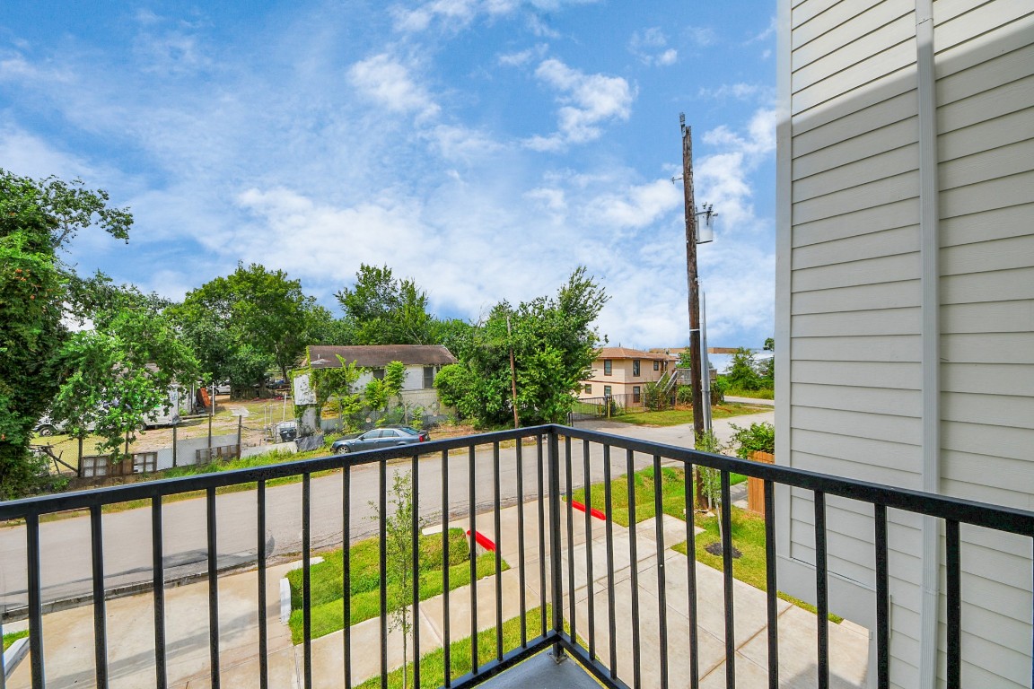 3313 Daphne Street Houston, TX 77021 - Photo 18 of 34 a view of a balcony with an outdoor space