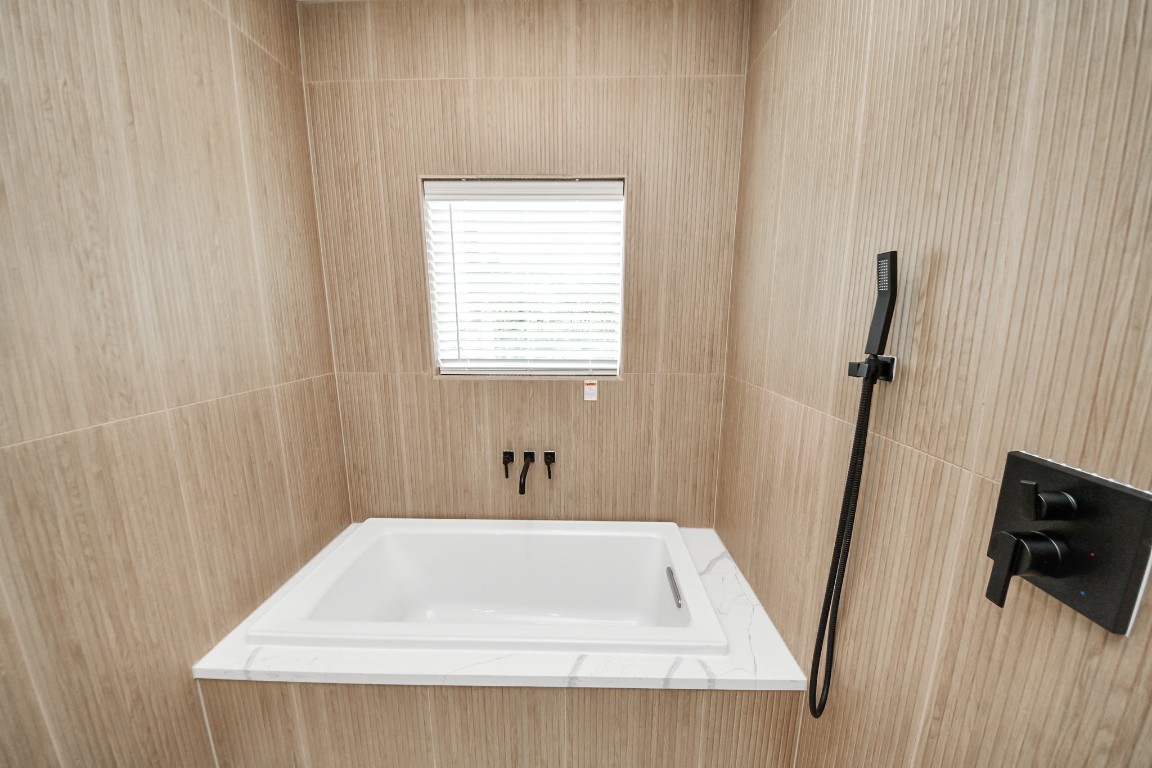 3313 Daphne Street Houston, TX 77021 - Photo 25 of 34 a bathroom with a sink