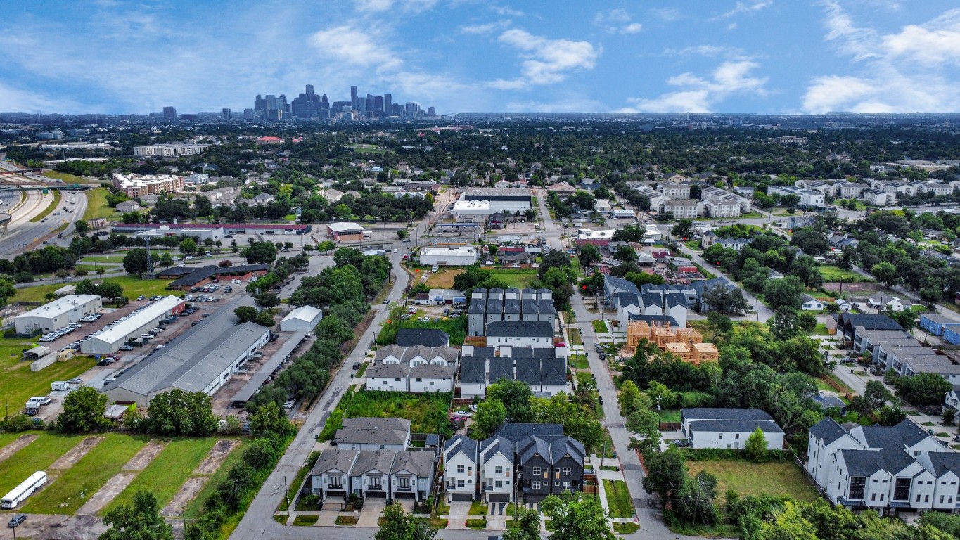 3313 Daphne Street Houston, TX 77021 - Photo 32 of 34 an aerial view of a city