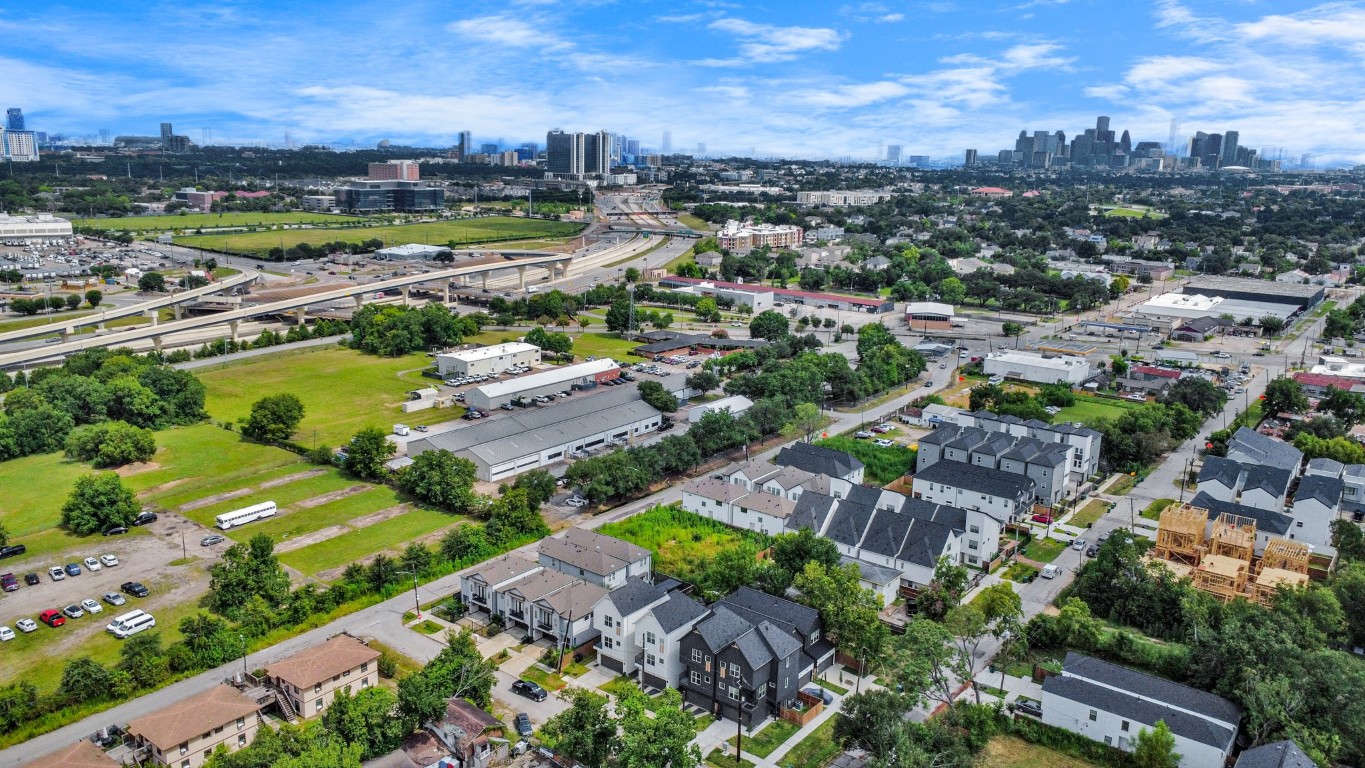 3313 Daphne Street Houston, TX 77021 - Photo 33 of 34 an aerial view of a city