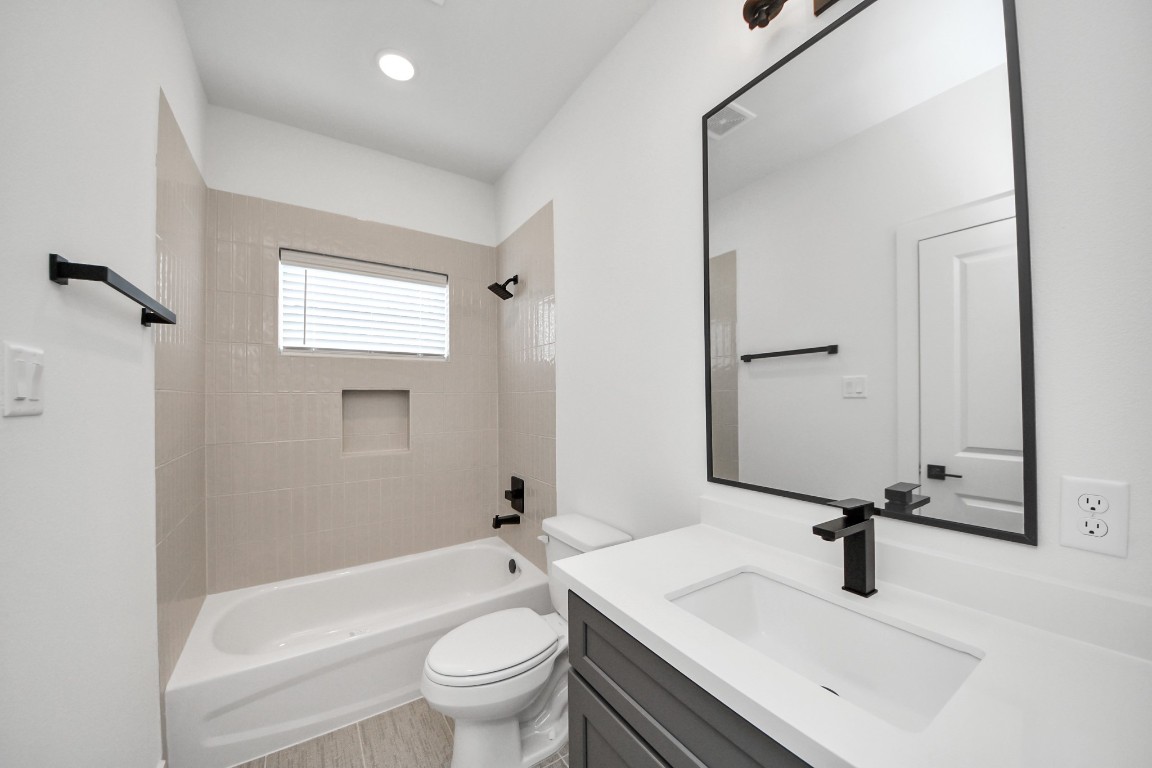 3313 Daphne Street Houston, TX 77021 - Photo 5 of 34 a bathroom with a sink toilet tub and shower