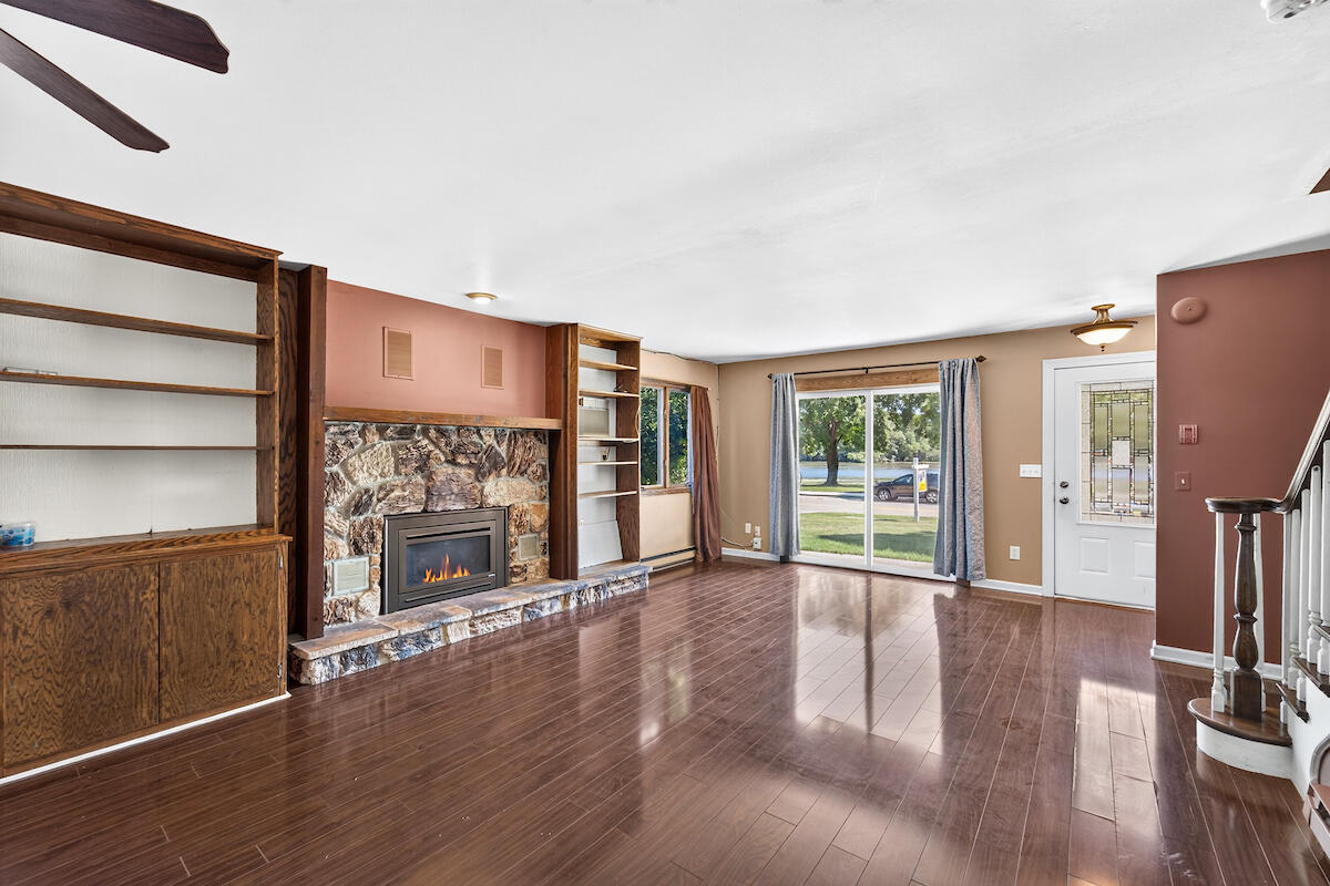 445 West Chestnut Street Burlington, WI 53105 - Photo 6 of 36 Open living area