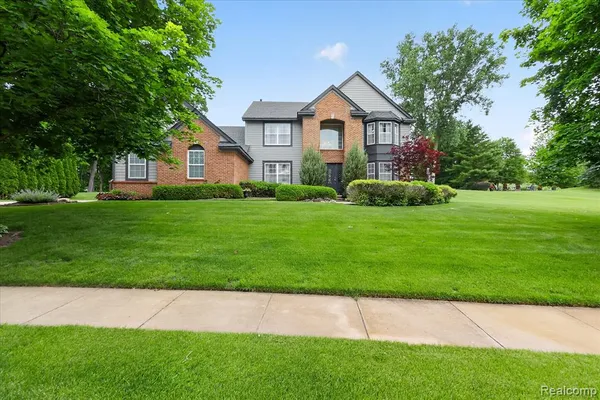 $620,000 | 2333 Sandlewood Drive, White Lake, MI 48383