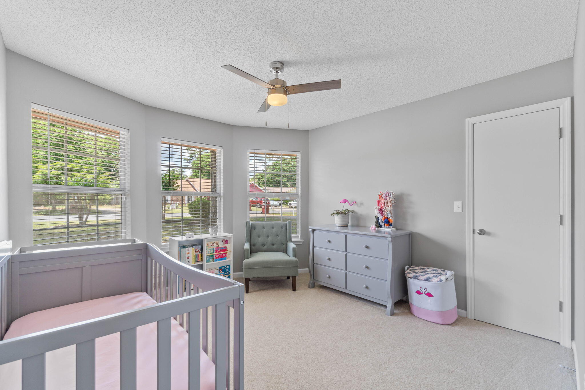 40 Abbey Road Crestview, FL 32539 - Photo 26 of 37 a room with toys and a chandelier