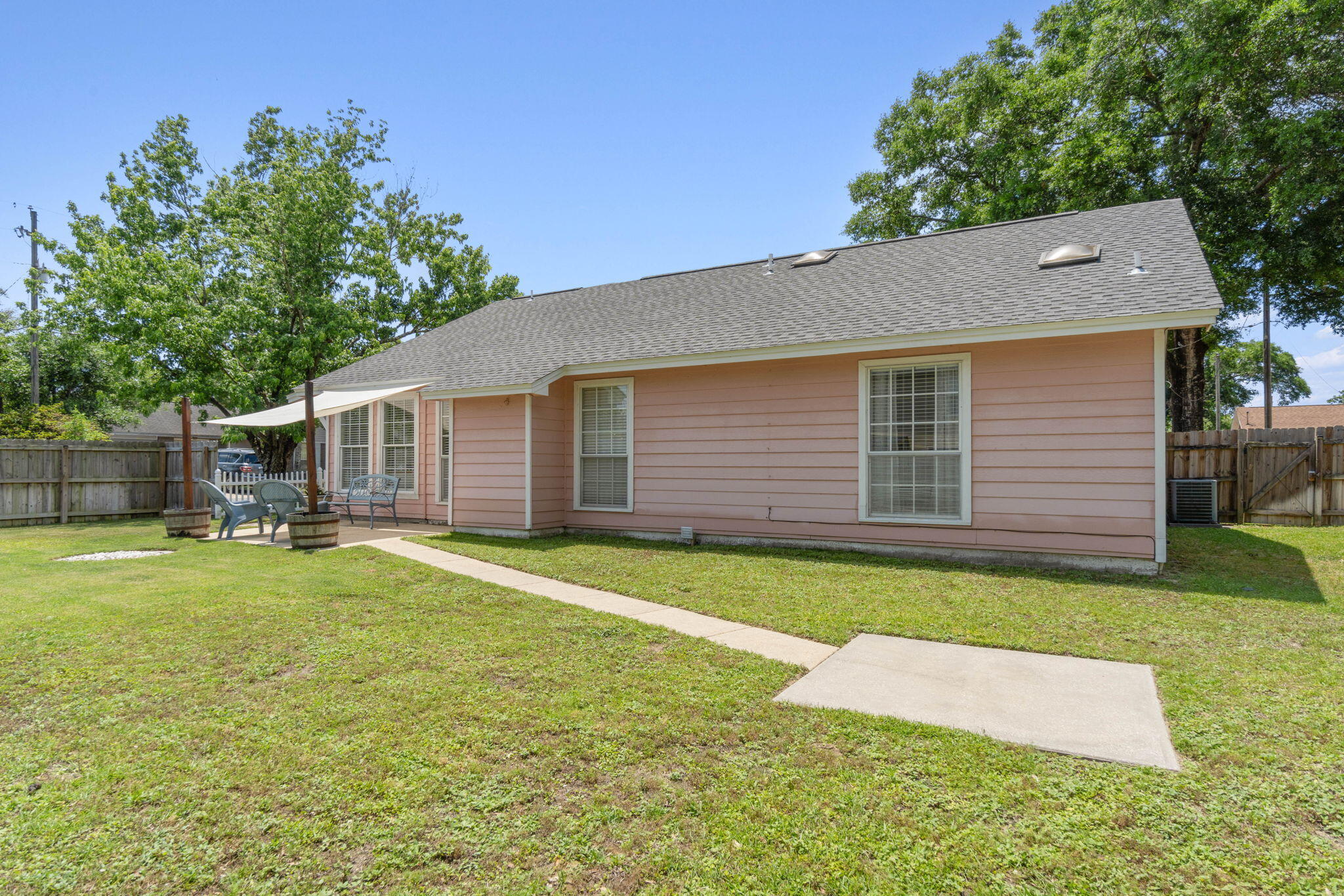 40 Abbey Road Crestview, FL 32539 - Photo 35 of 37 a backyard of a house