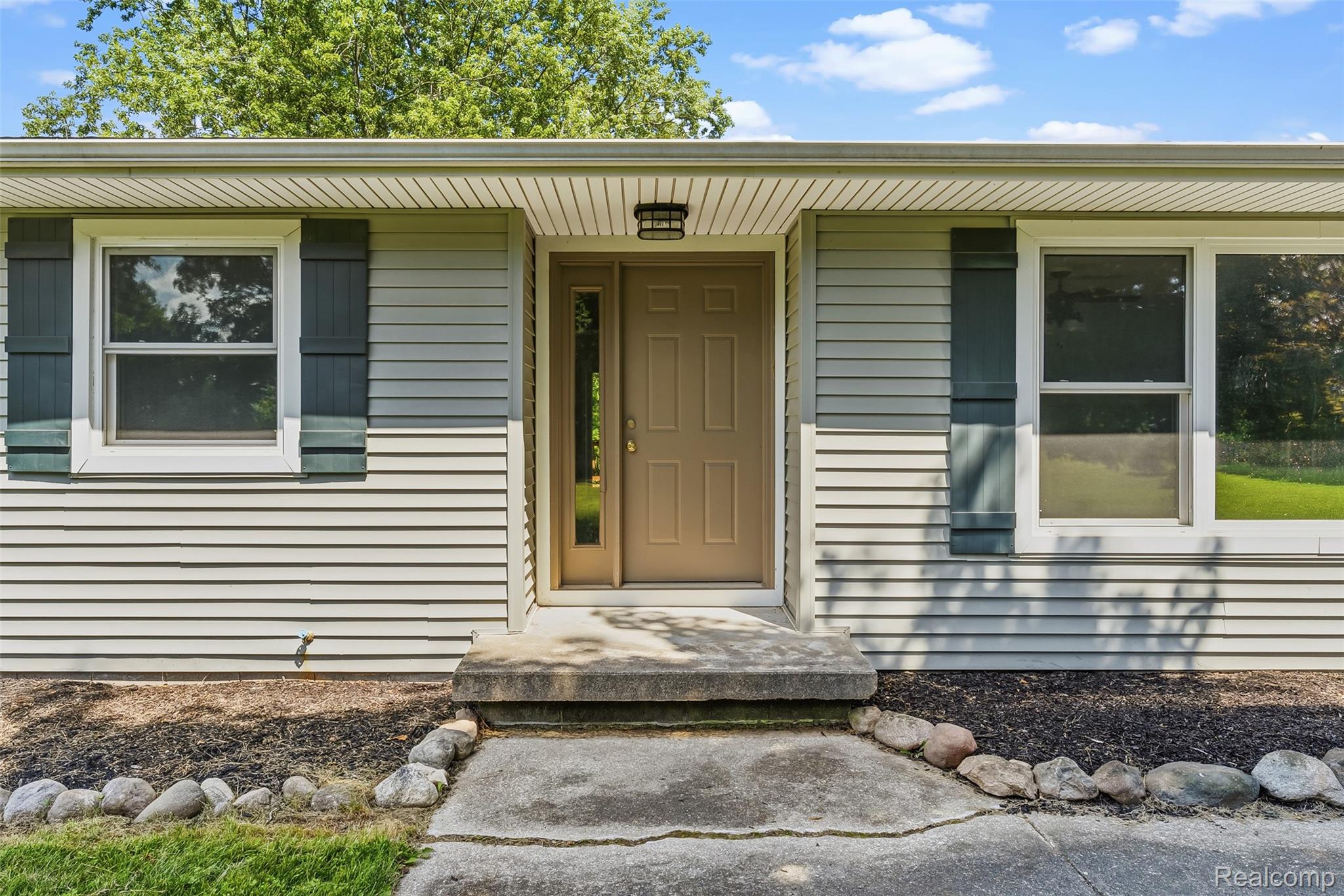 9200 Hickory Ridge Road Holly, MI 48442 - Photo 5 of 33 Exterior entry