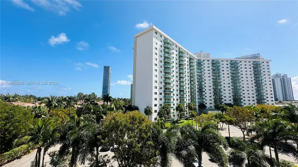 $2,500 | 19390 Collins Avenue, Unit 424, Sunny Isles Beach, FL 33160