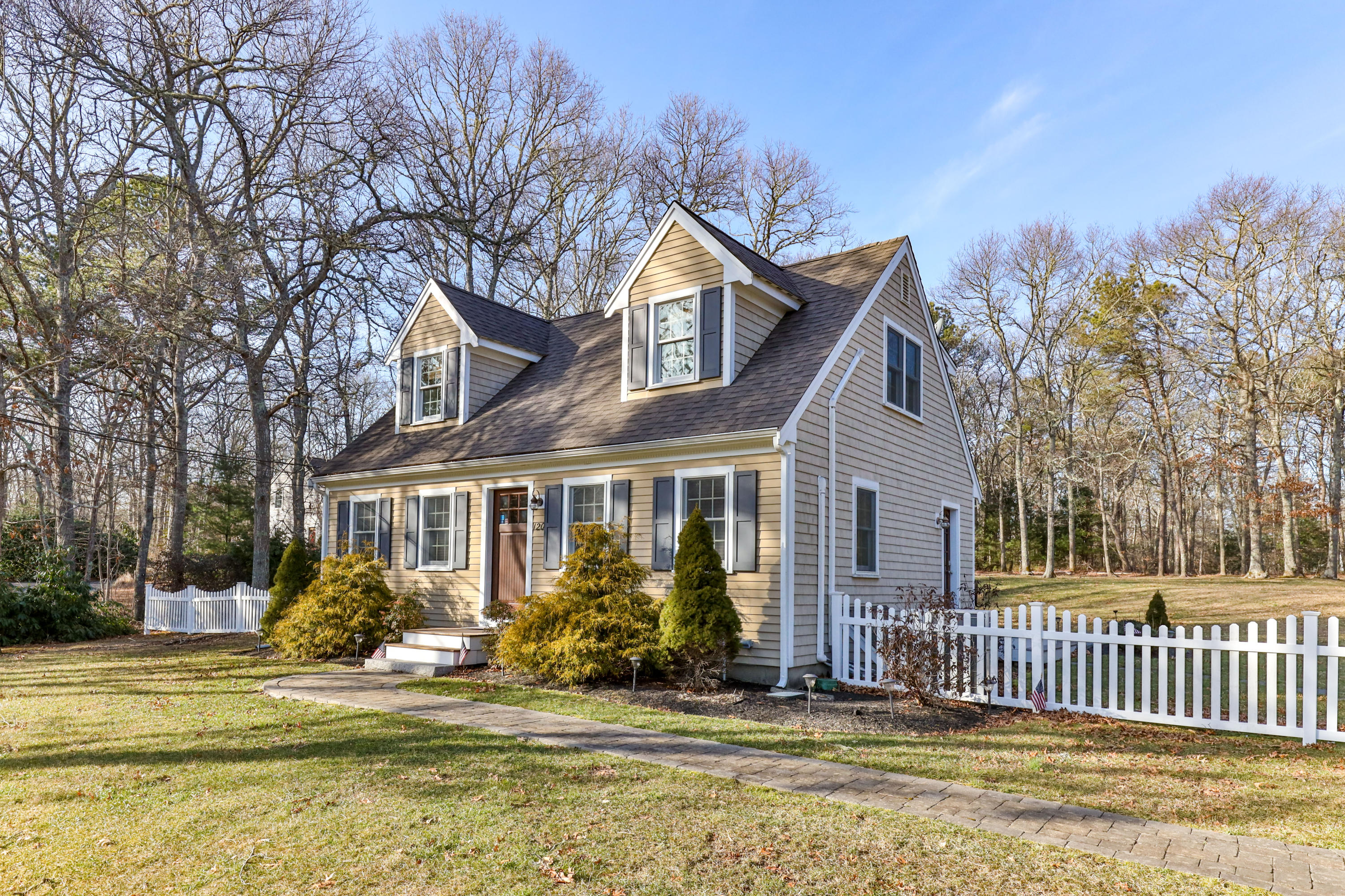 120 Asa Meigs Road Marstons Mills, MA 02648 - Photo 1 of 38 120AvaLR-1