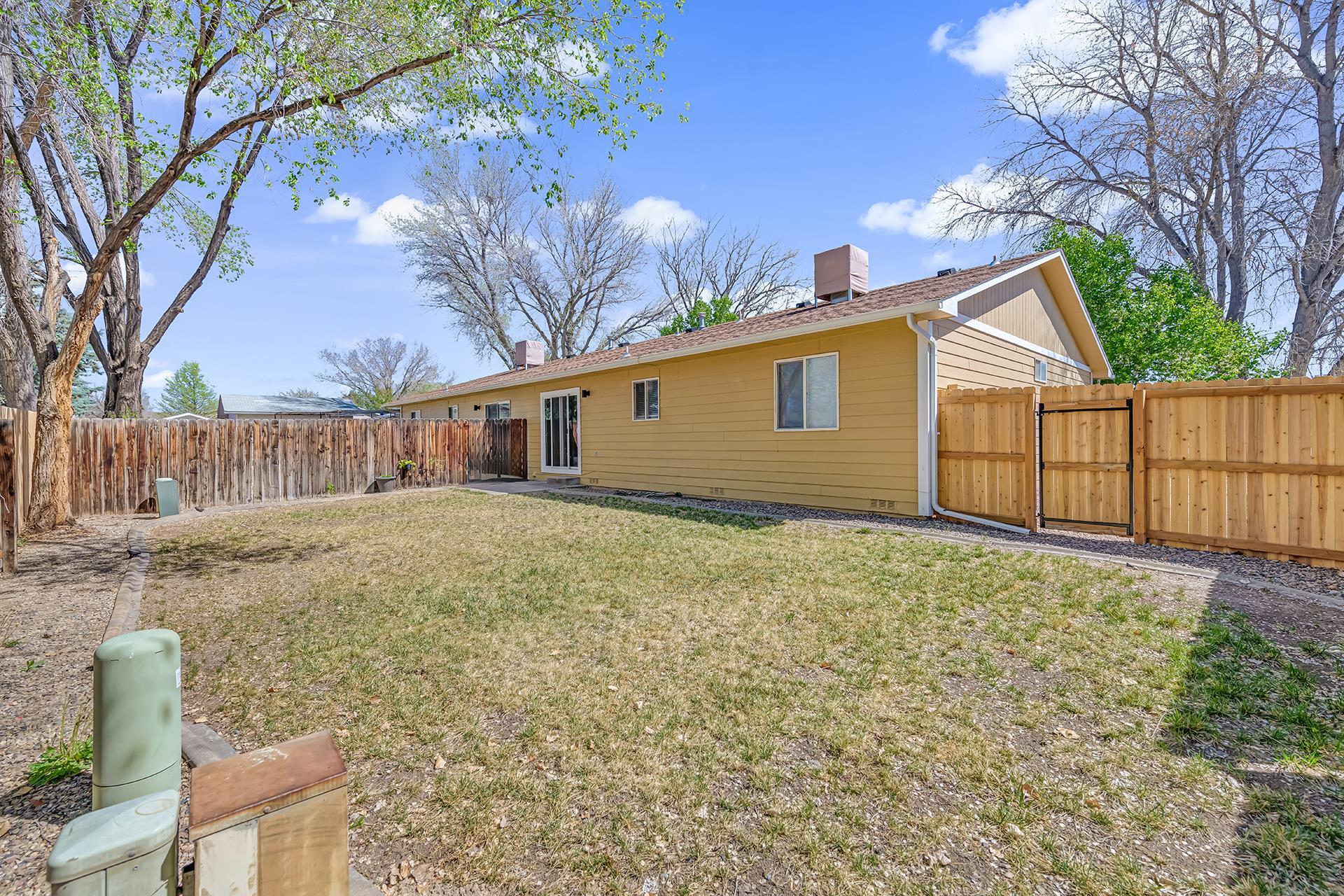 419 1/2 29 1/2 Road Grand Junction, CO 81504 - Photo 33 of 36 a backyard of a house with table and chairs