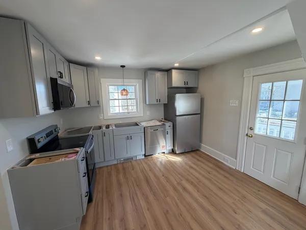 $1,550 | 319 Jewett Street, Manchester, NH 03103