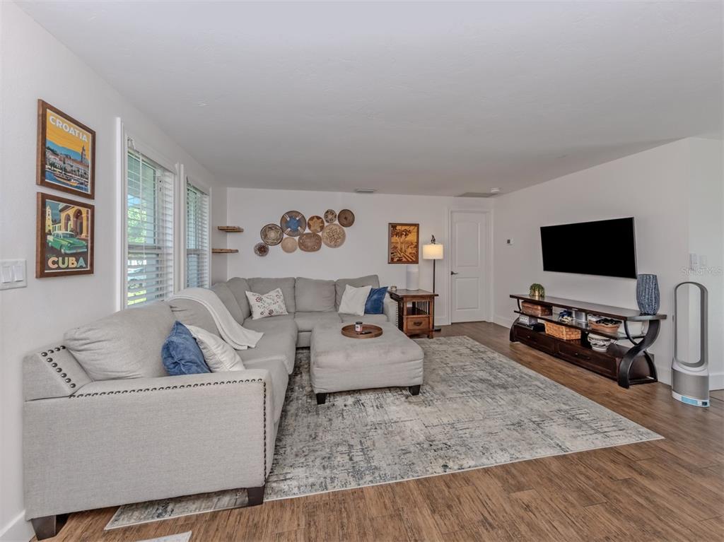 381 Falkland Road Venice, FL 34293 - Photo 6 of 41
