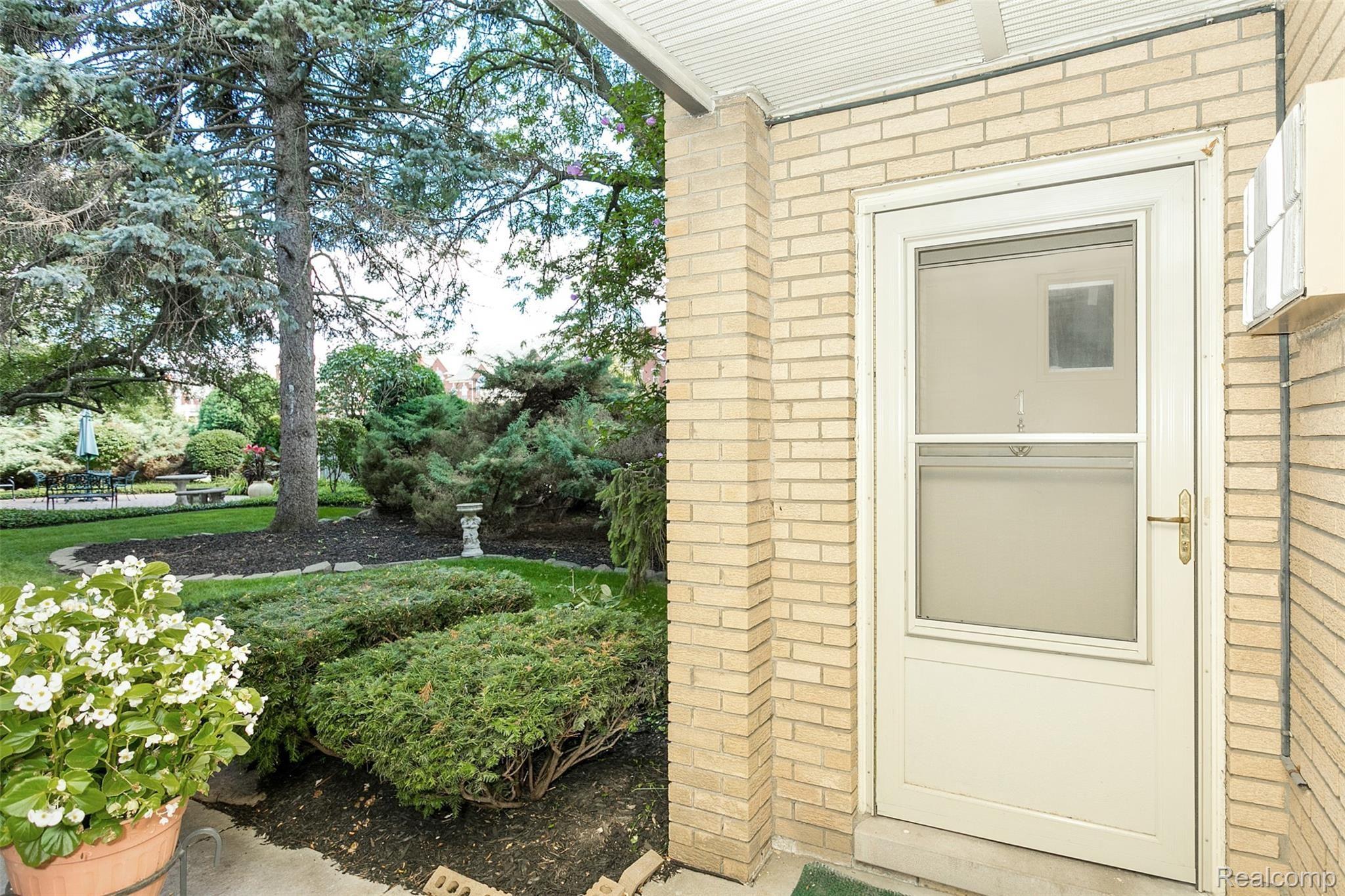 2655 East Maple Road, Unit 1 Birmingham, MI 48009 - Photo 13 of 17 Entryway