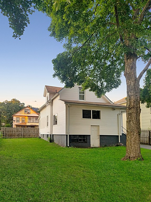384 Nottingham Street Springfield, MA 01104 - Photo 3 of 25