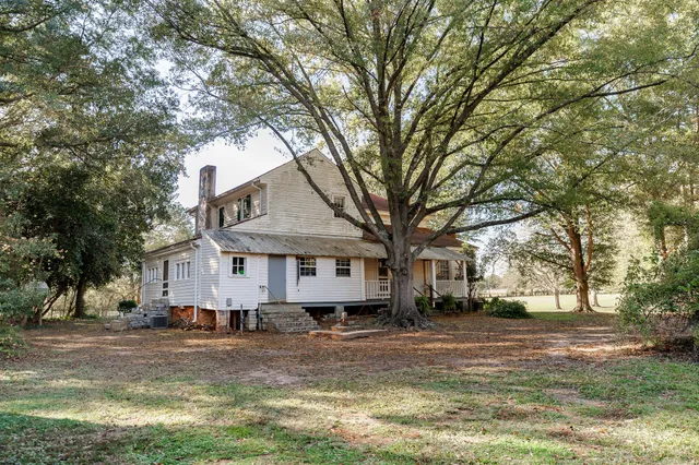 a view of a yard in front of a house