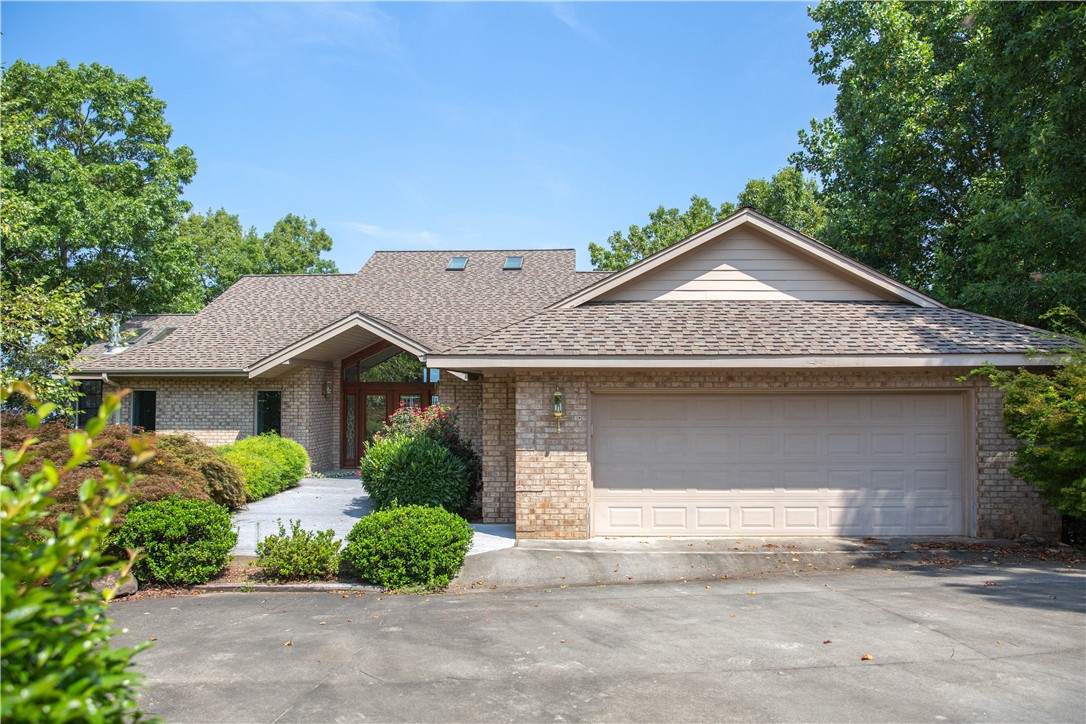103 Wynmere Way Seneca, SC 29672 - Photo 4 of 40 Gallery Image 4