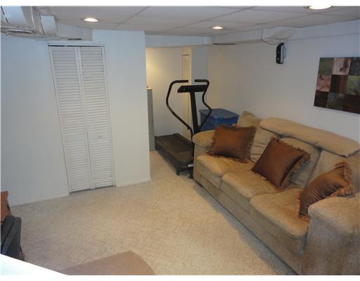 4871 East Willock Road Baldwin, PA 15227 - Photo 8 of 16 Great Room.