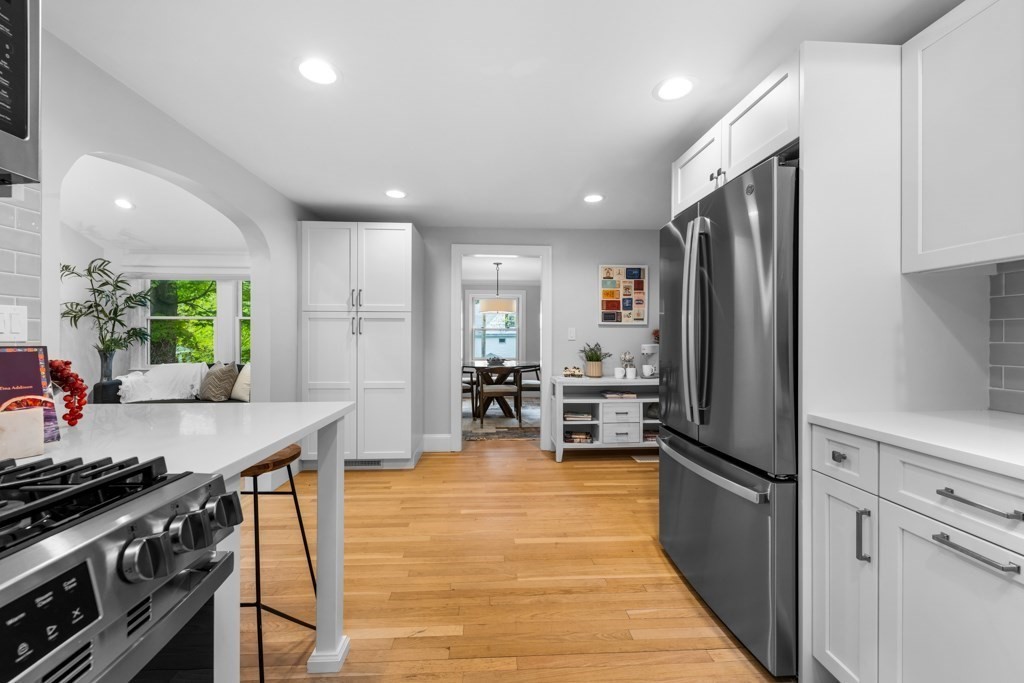 127 Prospect Street Wellesley, MA 02481 - Photo 4 of 40