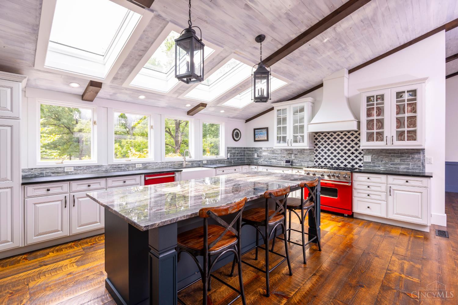 5025 Drake Road Cincinnati, OH 45243 - Photo 3 of 24 Gallery Image 3