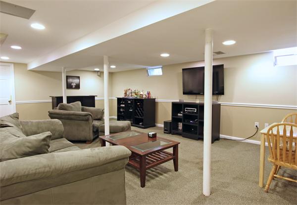 10 Cliff Estates Road, Unit 10 Scituate, MA 02066 - Photo 9 of 26 a living room with furniture and a wooden floor