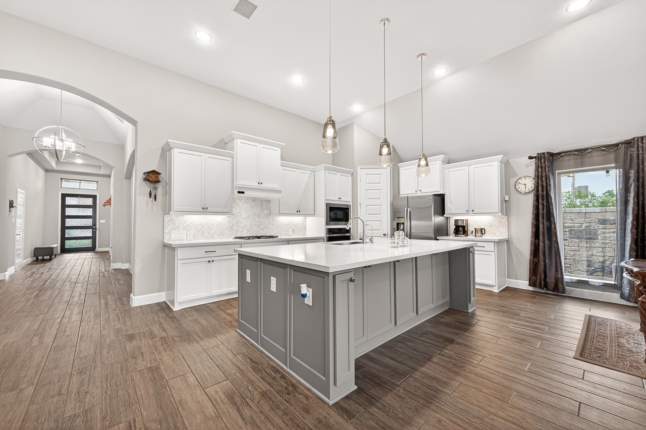 29730 Smoky Ridge Road Fulshear, TX 77441 - Photo 7 of 29 You will love this kitchen! Breakfast seating area around large central island